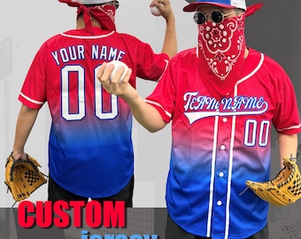 Puede incluir: Dos camisetas de béisbol con un diseño degradado rojo y azul. La camiseta de la izquierda tiene el texto "YOUR NAME" y el número "00" en la parte delantera. La camiseta de la derecha tiene el texto "TEAM NAME" y el número "00" en la parte delantera. Ambas camisetas tienen un frente abotonado blanco.