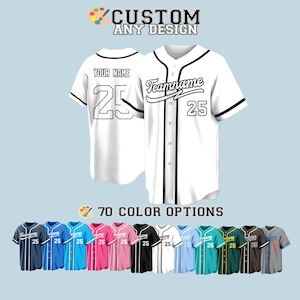 Puede incluir: Un jersey de béisbol blanco con ribetes negros y el texto "CUSTOM ANY DESIGN" en la parte superior. El jersey tiene un número negro "25" en la parte delantera y el texto "Teamname" con una línea curva negra encima. El jersey también tiene el texto "YOUR NAME" y el número "25" en la parte posterior. El jersey se muestra con 70 opciones de color diferentes.