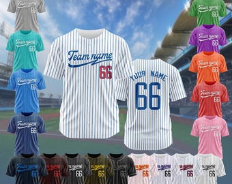 Puede incluir: Una colección de camisetas de béisbol en varios colores con rayas blancas. Las camisetas tienen el texto "Team name" y el número "66" en la parte delantera. Una camiseta tiene el texto "Your name" y el número "66" en la parte posterior.