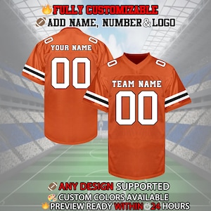 Pu&ograve; includere: Maglia da calcio arancione con strisce nere e bianche sulle maniche. La maglia ha un numero bianco "00" sul davanti e sul retro. Il testo "TEAM NAME" &egrave; sopra il numero sul davanti della maglia. La maglia &egrave; completamente personalizzabile con un nome, un numero e un logo.