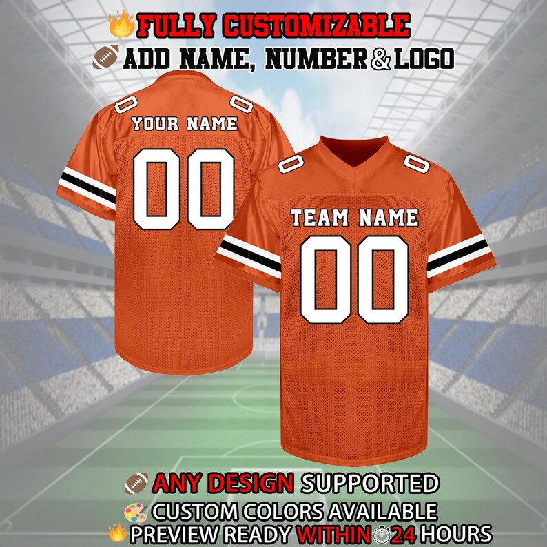 Pu&ograve; includere: Maglia da calcio arancione con strisce nere e bianche sulle maniche. La maglia ha un numero bianco "00" sul davanti e sul retro. Il testo "TEAM NAME" &egrave; sopra il numero sul davanti della maglia. La maglia &egrave; completamente personalizzabile con un nome, un numero e un logo.