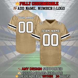 Pu&ograve; includere: Una maglia da football dorata con strisce nere e bianche sulle maniche. La maglia ha un numero bianco "00" sul davanti e sul retro. Il testo "TEAM NAME" &egrave; sopra il numero sul davanti della maglia. La maglia &egrave; personalizzabile con un nome e un logo.