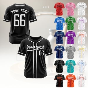 Puede incluir: Una colección de 18 camisetas de béisbol en varios colores, incluyendo negro, blanco, rojo, azul, verde, amarillo y naranja. Cada camiseta tiene un número blanco "66" en la parte delantera y el texto "Team name" en la camiseta negra. Las camisetas están dispuestas en filas de tres.