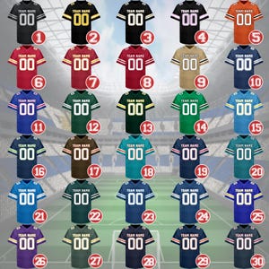 Pu&ograve; includere: Trenta maglie da calcio numerate in vari colori, tra cui nero, rosso, verde, blu, marrone, verde acqua e blu navy. Ogni maglia ha numeri bianchi e il testo "TEAM NAME" in alto.