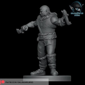 Puede incluir: Figura impresa en 3D en escala de grises de un guerrero con armadura de estilo medieval, sosteniendo dos espadas curvas. La figura está sobre una base rectangular. La imagen incluye el texto "GALAXIARUM 3D STUDIO" y "PATREON/GALAXIARUM3D".