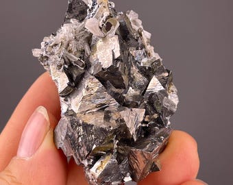 インド、ヒマーチャル・プラデーシュ州産の無色ヒマラヤ水晶クラスター