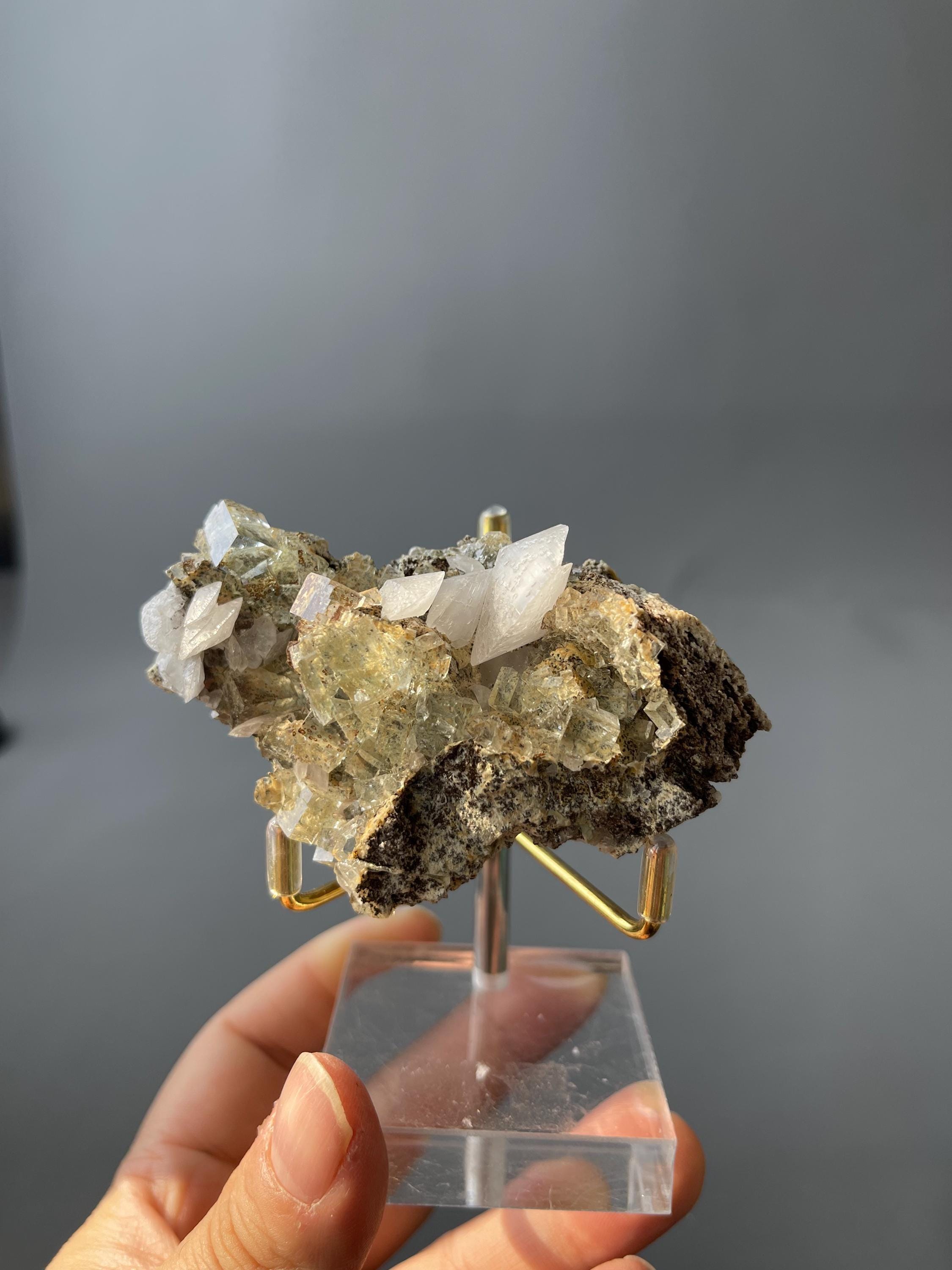 希少な香花嶺蛍石標本 - ヒョウ柄と方解石 - 中国 - ユニークな鉱物