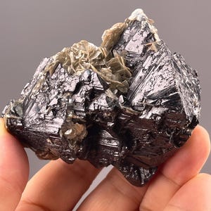 Cassiterite Lucente con Muscovite Chiara — Esemplare Minerale da Sichuan