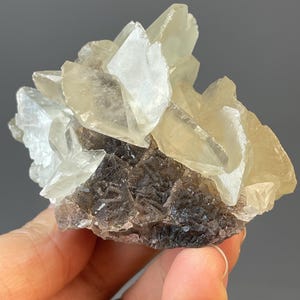 ㉖ユーパライト　光る石　、タンブル　天然石　蛍光鉱物　鉱石　鉱物　原石　お守り 光る 鉱物 ユーパライト 光る石 タンブル 天然石 蛍光鉱物 鉱石 鉱物