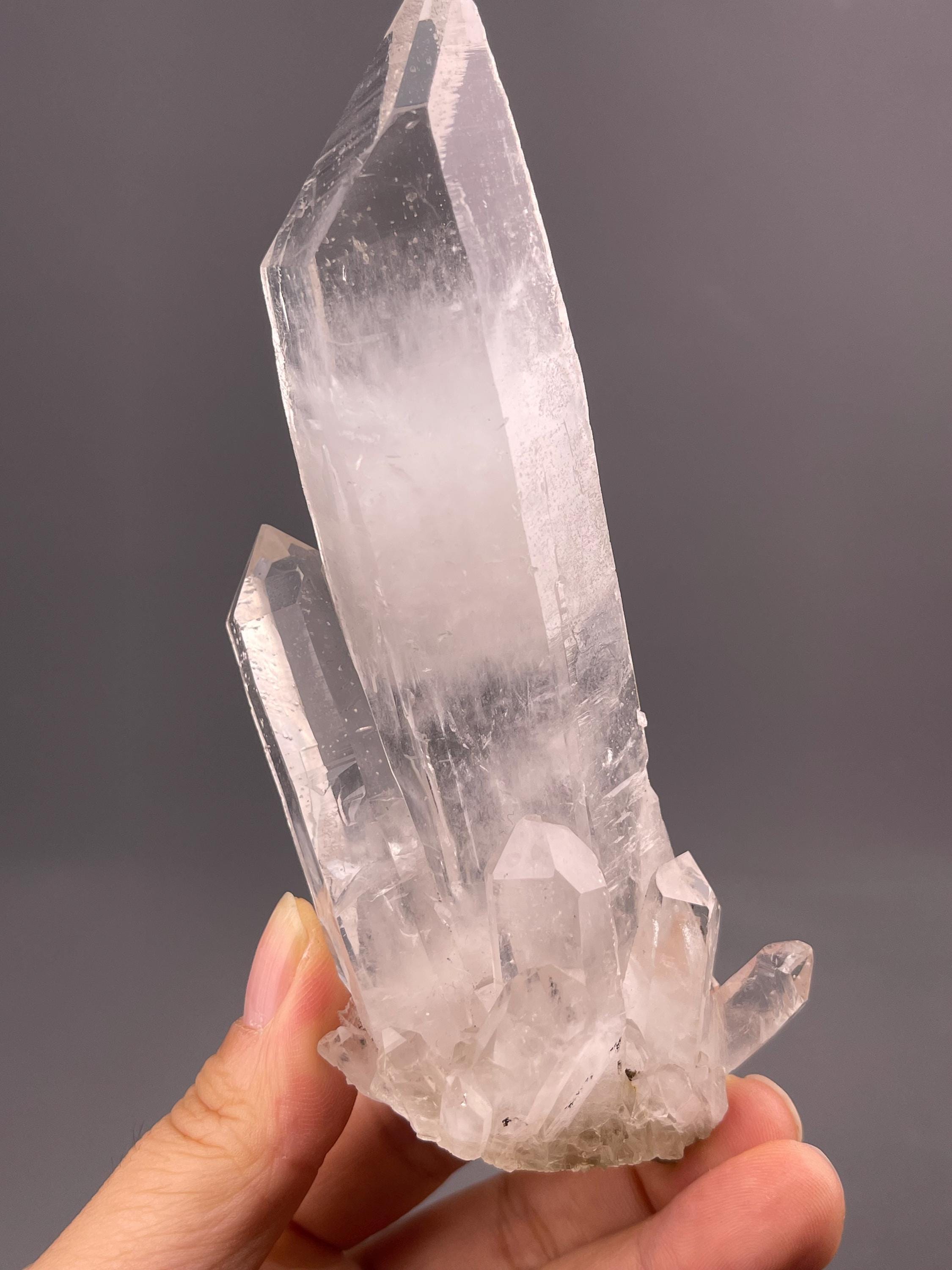 インド、ヒマーチャル・プラデーシュ州産の無色ヒマラヤ水晶クラスター