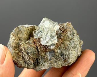 Ejemplar de Fluorita Verde Claro Transparente como el Agua sobre Matriz — Xianghualing, Hunan, China, 120 g