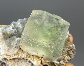 Cristal de Fluorita Verde sobre Matriz — Xianghualing, Hunan, China, 102 mm, 180 g