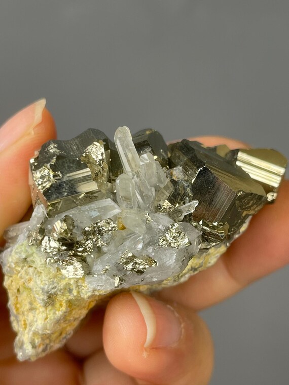 黄鉄鉱 水晶のジオード 水晶黄鉄鉱閃亜鉛鉱 尾太鉱山産 22g 263