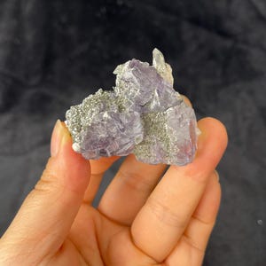 Esemplare di quarzo fluorite viola: grande cristallo da finestra per collezionisti, guarigione e uso metafisico