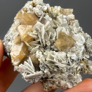 Rare amas de cristaux de scheelite de Xuebaoding et de mica - Minerai de tungstène blanc brillant du Sichuan, Chine