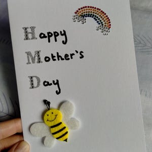 Jolie carte pour la fête des mères abeille et arc-en-ciel