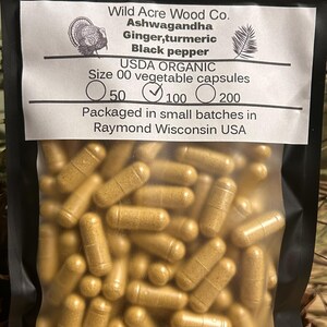 Peut inclure: Un sac en plastique transparent rempli d'une grande quantit&eacute; de capsules brunes. Le sac porte une &eacute;tiquette sur laquelle est inscrit "Wild Acre Wood Co. Ashwagandha Ginger, turmeric Black pepper USDA ORGANIC Size 00 vegetable capsules 50 100 200 Packaged in small batches in Raymond Wisconsin USA".