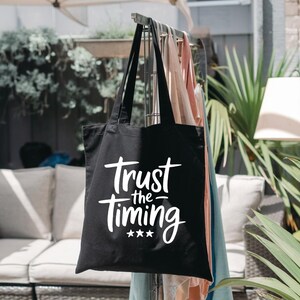 Vertraue Dem Timing | Schicke Baumwoll-Einkaufstasche für jeden Anlass, Strandtasche, umweltfreundliche Tasche, stilvolle Einkaufstasche, Arbeitstasche