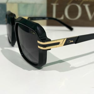 Cazal ヴィンテージサングラス、Mode 8039 ブラック＆ゴールドフレーム - ダークレンズアイウェア メンズ/レディース、母の日ギフト、お父さんへのギフト