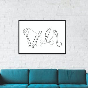 Peut inclure: Tableau encadré noir avec un dessin au trait minimaliste d'ustensiles de cuisine. L'œuvre d'art comprend une spatule, un rouleau à pâtisserie, un couteau et une louche, le tout représenté par un trait noir continu sur fond blanc. Le tableau est au-dessus d'un canapé turquoise.