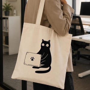 Kat met laptopdraagtas, programmeur kattencadeau, coder kattentas, thuiswerken cadeau, technische kat illustratie, kat moeder cadeau, cadeau voor collega