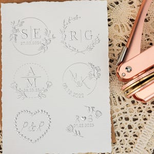 Bruiloft reliëfstempel gepersonaliseerd, aangepaste reliëfstempel, initialen reliëf, monogram reliëf, persoonlijke reliëfstempel, uitnodigingssticker, huwelijksgeschenken