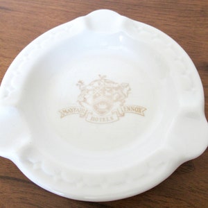 Vintage Mayfair Lennox Hotel Ashtray: Syracuse China Advertising Tobbaciana