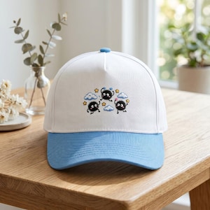 Casquette bicolore brodée de lutin de suie étoilée, casquette de baseball mignons poussière de lapins et de nuages, chapeau de ciel nocturne kawaii, cadeau créature magique