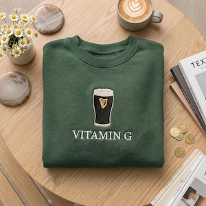 Puede incluir: Una taza de cer&aacute;mica blanca con asa negra y el texto "But First, Coffee" en negrita negra. La taza se encuentra sobre un fondo neutro, resaltando su dise&ntilde;o sencillo.