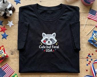 Camiseta bordada de mapache lindo pero salvaje, camiseta patriótica de EE. UU., camiseta de mapache con cara de corazón, ropa divertida de animales, regalo gráfico lindo