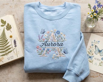 Besticktes benutzerdefiniertes Namens-Sweatshirt, Aurora-Hoodie mit Blumen, personalisierter Blumen-Buchstabe A Rundhalsausschnitt, niedlicher Schmetterlings-Monogrammpullover