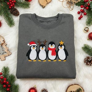 Besticktes Weihnachts Pinguin Sweatshirt, Rentier Pinguin Hoodie, Festliches Tier Rundhalsausschnitt, Pinguin Liebhaber Geschenk, Urlaub Vogel Tee