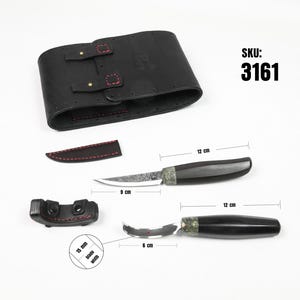K&ouml;nnte beinhalten: Ein Set aus zwei Messern mit schwarzen Griffen und Lederscheiden. Das gr&ouml;&szlig;ere Messer hat eine 9 cm lange Klinge und das kleinere Messer eine 6 cm lange Klinge. Beide Klingen sind aus Stahl und haben eine schwarze Oberfl&auml;che. Die Griffe sind aus Holz und haben eine schwarze Oberfl&auml;che. Die Scheiden sind aus Leder und haben eine schwarze Oberfl&auml;che. SKU: 3161