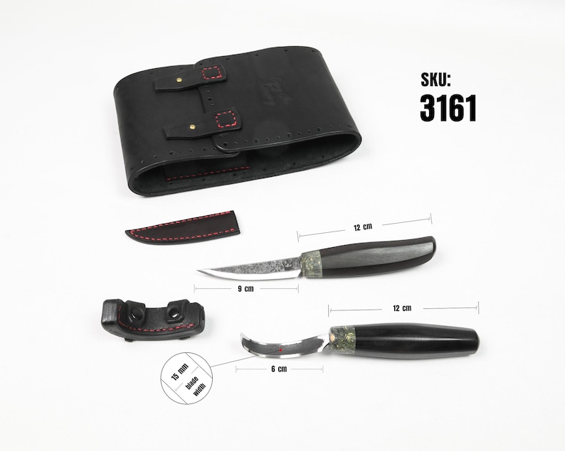 K&ouml;nnte beinhalten: Ein Set aus zwei Messern mit schwarzen Griffen und Lederscheiden. Das gr&ouml;&szlig;ere Messer hat eine 9 cm lange Klinge und das kleinere Messer eine 6 cm lange Klinge. Beide Klingen sind aus Stahl und haben eine schwarze Oberfl&auml;che. Die Griffe sind aus Holz und haben eine schwarze Oberfl&auml;che. Die Scheiden sind aus Leder und haben eine schwarze Oberfl&auml;che. SKU: 3161