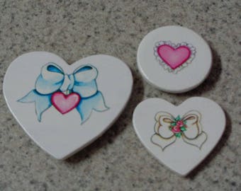 Set of 3 Bows and Heart on White Wood Heart Magnets - Kitchen Decor