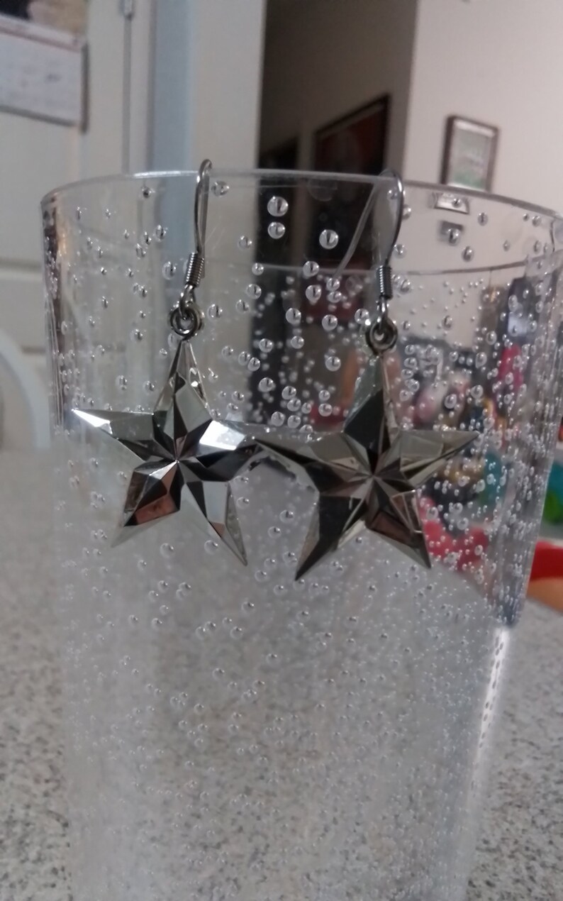 Silver Plastic Star Dangle Earrings Bild 3