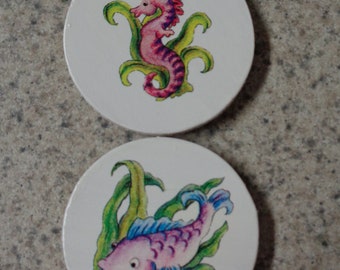 Set of 2 Fish and Seahorse White Wood Circle Magnets - Home Interior - Kitchen Decor