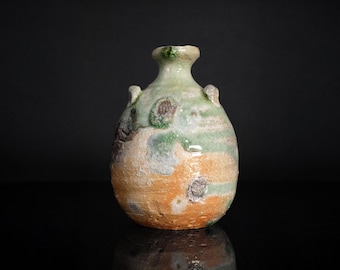 An Iga Tokkuri with Handles (耳付 伊賀 徳利) by Kanji Atarashi