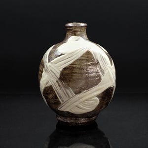 Flattened Iron-Ground Jar (鉄地刷毛目文扁壷) – Showa, Heisei, or Reiwa Era by Ken Matsuzaki (松崎建), Japanese (b. 1950)