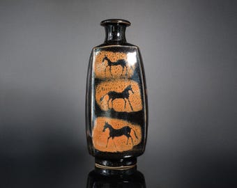 Un excepcional jarrón de hierro vidriado con motivo de caballo (鉄釉馬文花瓶) de Hara Kiyoshi