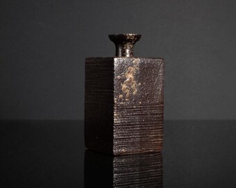 Schwarzes Bizen Tokkuri (黒備前 角徳利) von Kenji Takenaka