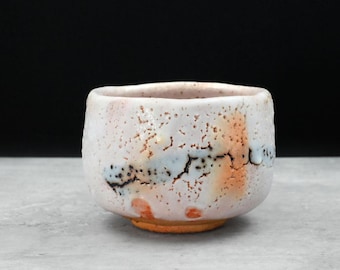 Eine Kōshino Chawan (紅志野zözös) von Ken Kato (加藤健), japanischer (geb. 1947) Matcha Schale