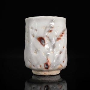 Shino-Glazed Yunomi Tea Cup (志野湯呑) by Takeharu Kobayashi