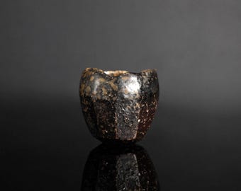 Taza de sake negra (黒酒呑) de Isezaki Koichiro