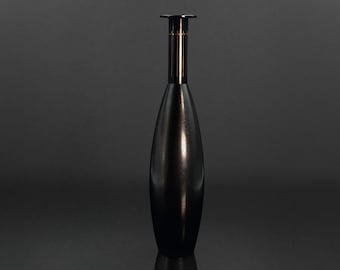 Un florero de metal con incrustaciones: “Sprout” de Nakagawa Mamoru