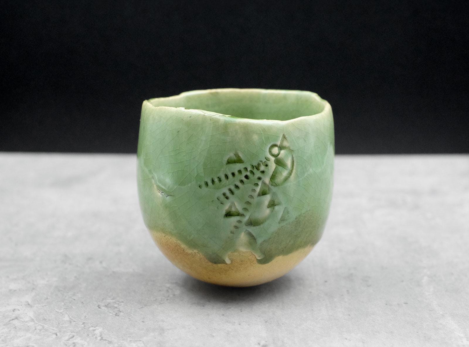 陽刻影青茶碗(元初、元箱、包み古布付き) 山中塗 塗師 前端峰春作 錆塗八角莨入 煙草入 共布共箱 V R6369