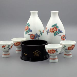 Kakiemon porseleinen sake-set | Showa-tijdperk (1926-1989) | Handgeschilderd Arita Ware van Sakaida Kakiemon XIII (十三代 酒井田柿右衛門), Japans (1906-1982)