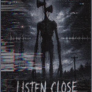 Könnte beinhalten: Digitaler Kunstdruck in Graustufen, der eine große, skelettartige Figur mit sirenenförmigen Lautsprechern als Kopf zeigt. Das Bild hat Glitch-Effekte und den Text "the signal found you" und "LISTEN CLOSE". Der Hintergrund umfasst einen Wald und Stromleitungen.