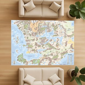 Pode incluir: Um mapa detalhado de um mundo de fantasia, com massas de terra, corpos de água e características geográficas. O mapa é predominantemente azul, verde e castanho, com ilustrações e etiquetas de texto detalhadas. O mapa é exibido em um tapete.