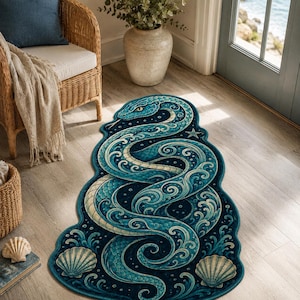 Peut inclure: Un tapis de forme libre représentant un serpent enroulé bleu et sarcelle avec des motifs d'écailles complexes et des vagues tourbillonnantes. Le design inclut deux coquillages clairs en bas et une petite étoile de mer près de la tête.